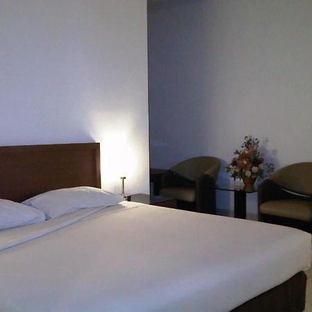 Hotel Lucky Inn Манадо Екстер'єр фото