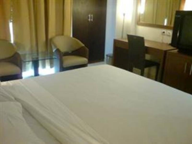 Hotel Lucky Inn Манадо Екстер'єр фото