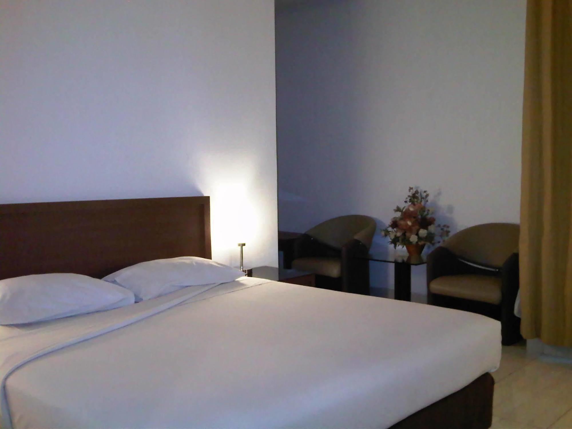 Hotel Lucky Inn Манадо Екстер'єр фото