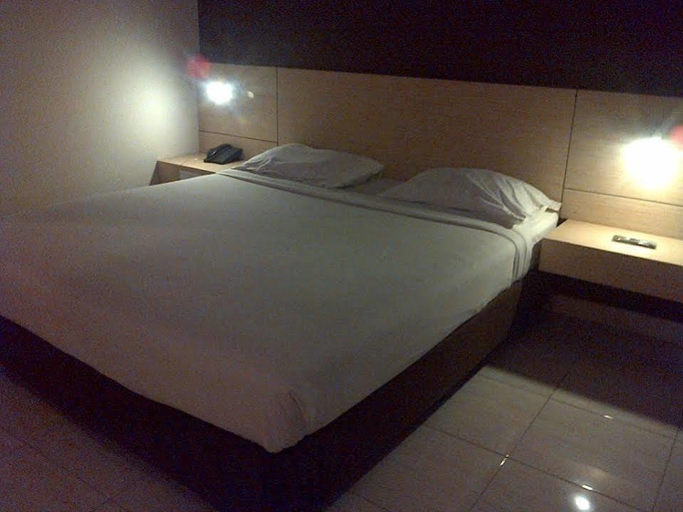 Hotel Lucky Inn Манадо Екстер'єр фото